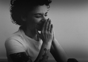 Authentisches Schwarz-Weiß-Porträt einer Kerstin von Boderweiber mit Tattoos, voller Emotionen und Ausdrucksstärke.