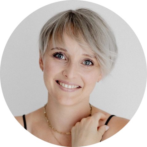 LIVIAN Academy Gründerin gibt ein Testimonial über die Zusammenarbeit mit MATTIQ